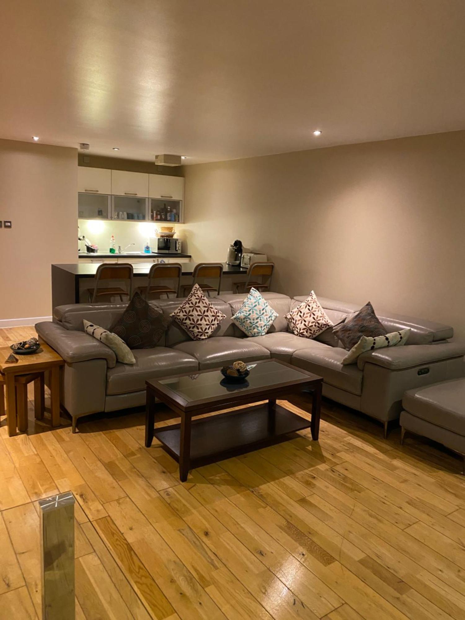 Apartment Centre 2 Bedroom Apartment, Secure Parking. *
