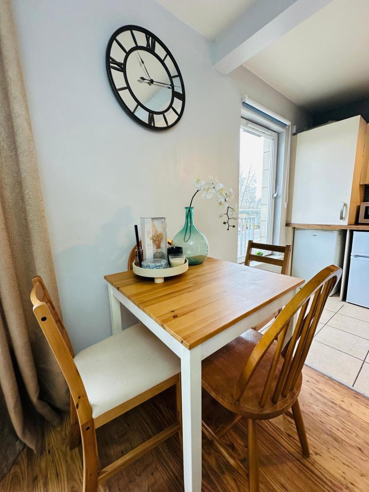 Outstanding Modern Flat Luxury King Bed * Glasgow