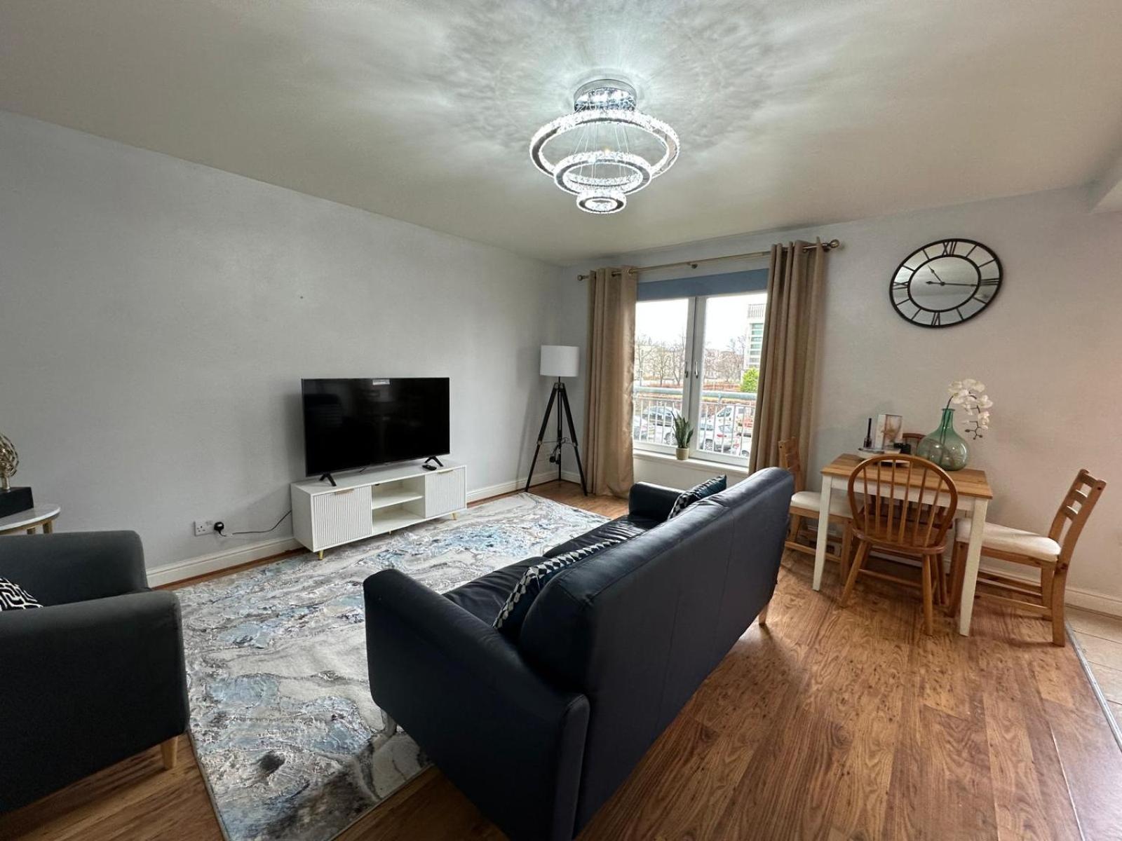 Outstanding Modern Flat Luxury King Bed Apartment
