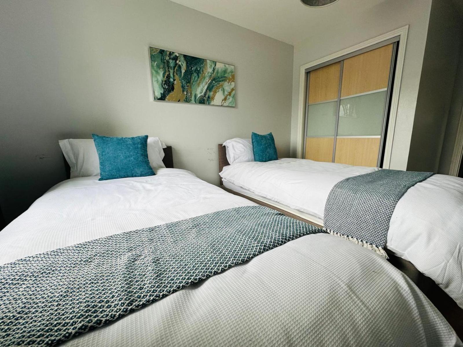Outstanding Modern Flat Luxury King Bed *