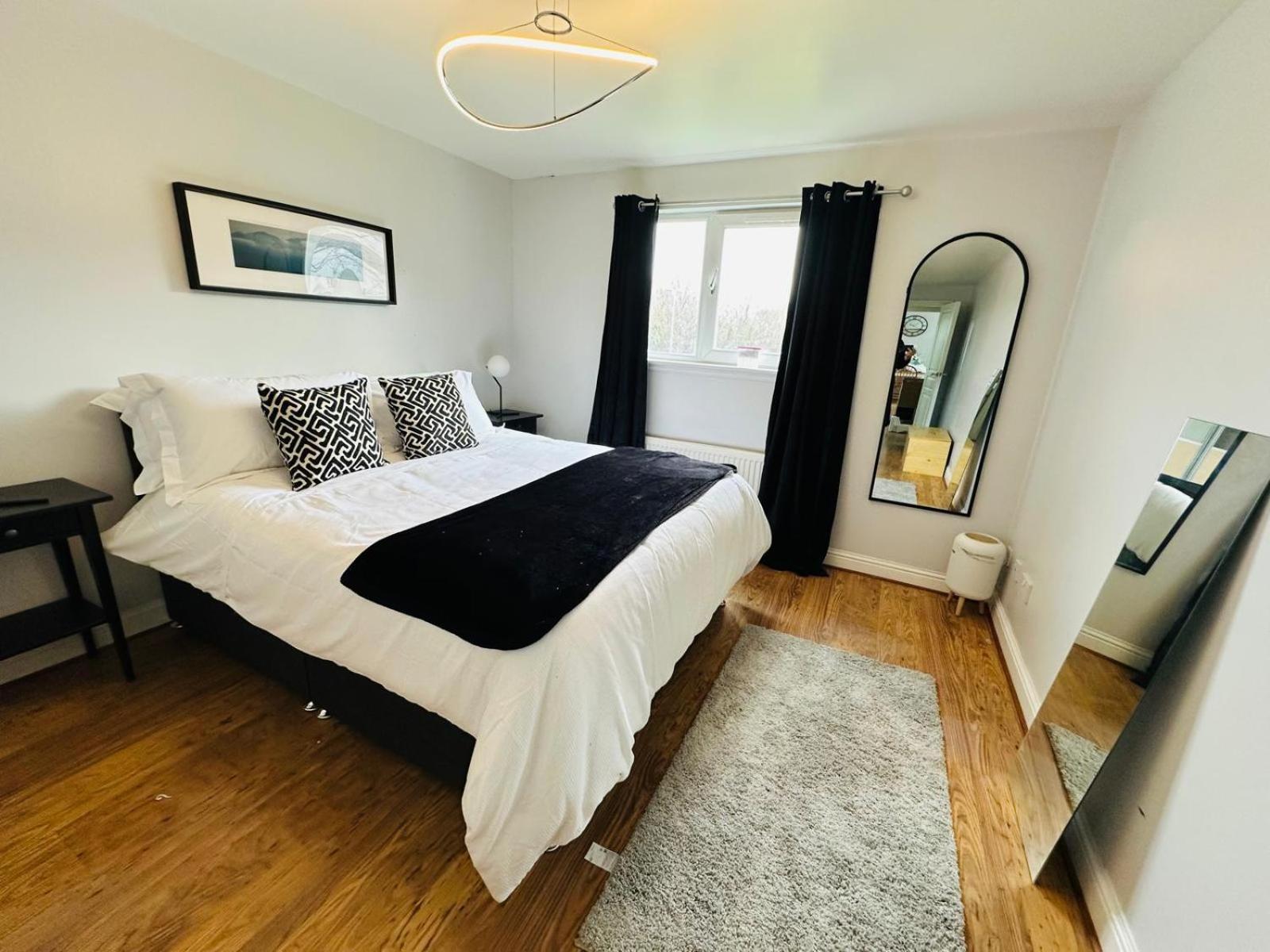 Outstanding Modern Flat Luxury King Bed Apartment