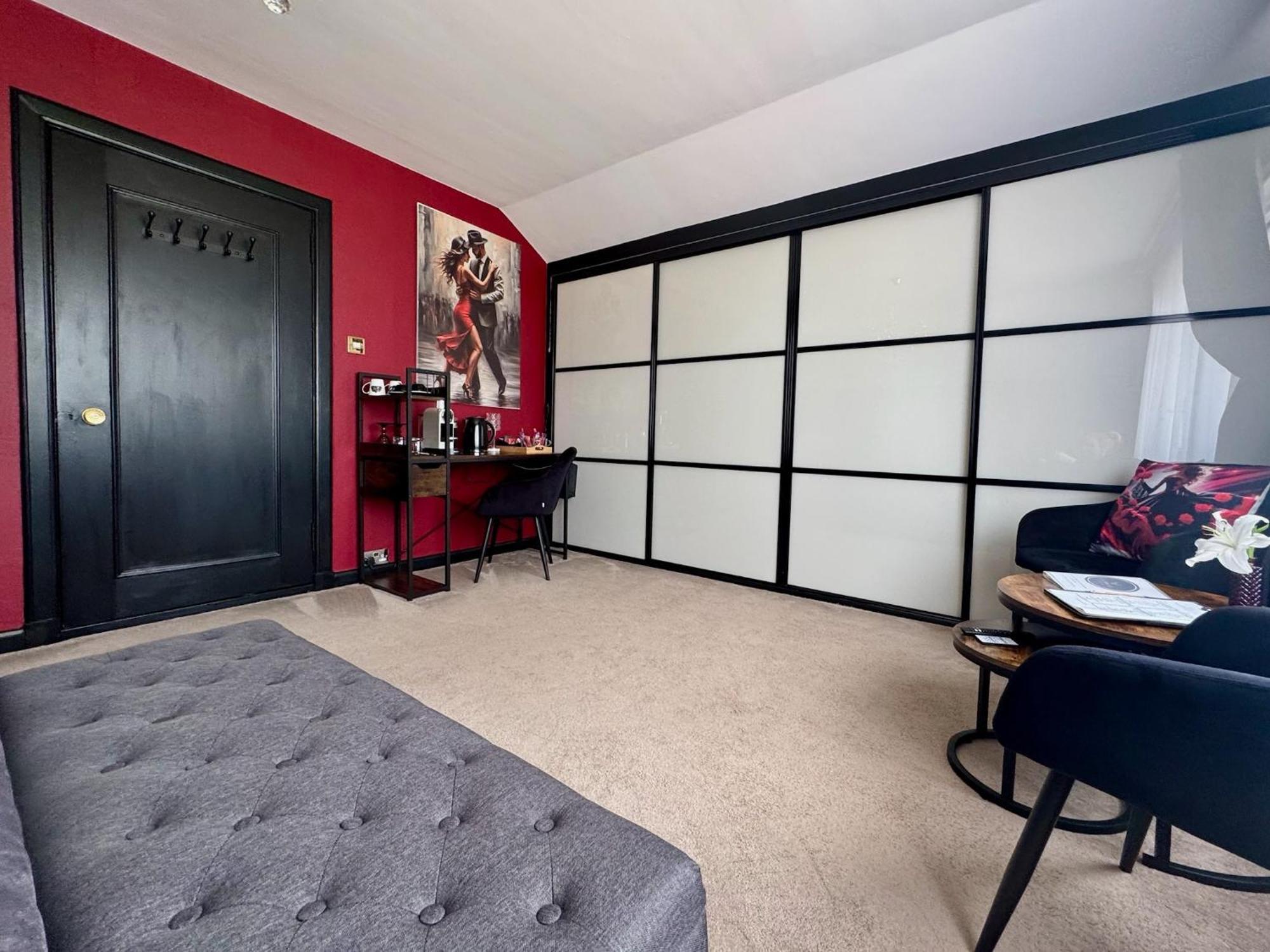 Homestay Finn Village Loch Lomond - The Black With Private Jacuzzi-style Bath *