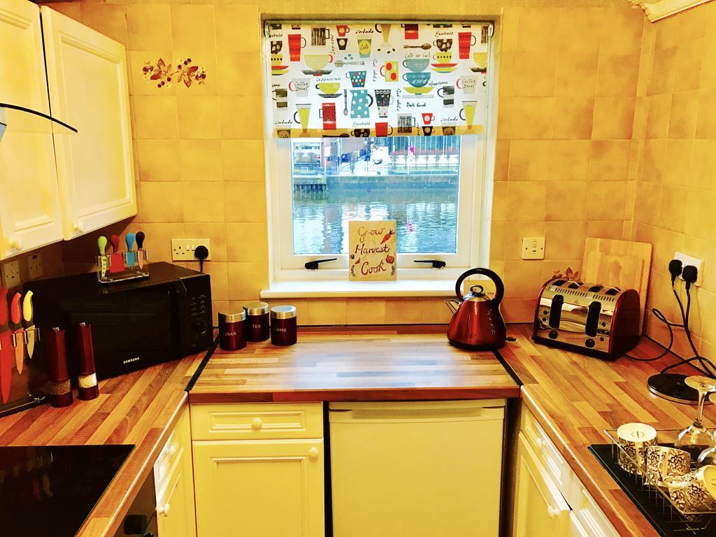City Centre Flat With River Views And Parking