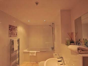 Executive 7 *