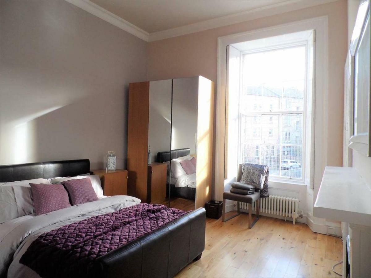 Apartment West End - Stunning, Spacious, 3 Bedroom, Main Door Flat With Private Parking *