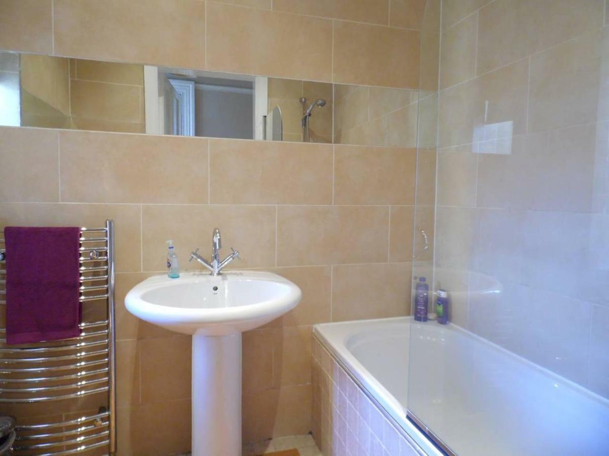 Apartment West End - Stunning, Spacious, 3 Bedroom, Main Door Flat With Private Parking