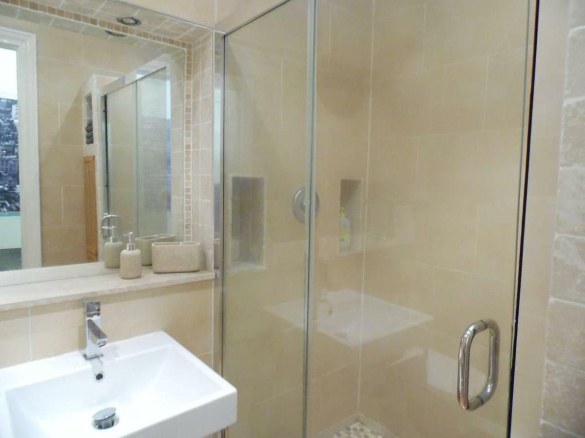 Apartment West End - Stunning, Spacious, 3 Bedroom, Main Door Flat With Private Parking Glasgow