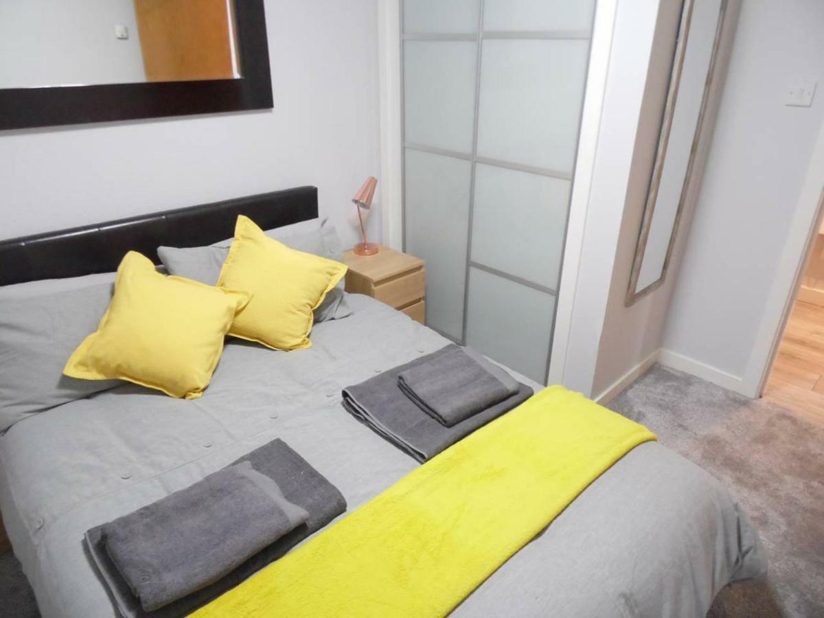 Art Deco Building On Vibrant Sauchiehall Street Apartment