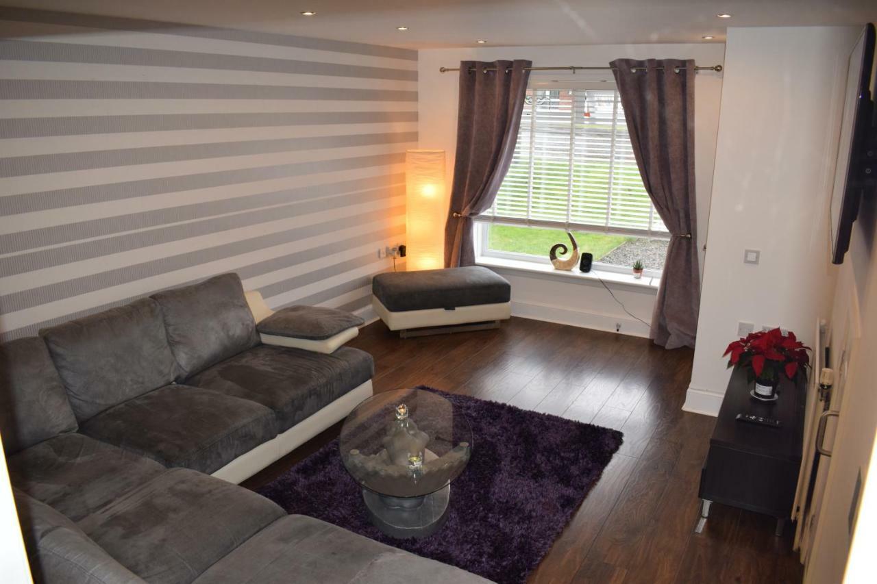 Silverburn New House With Free Parking And Garden Holiday home *