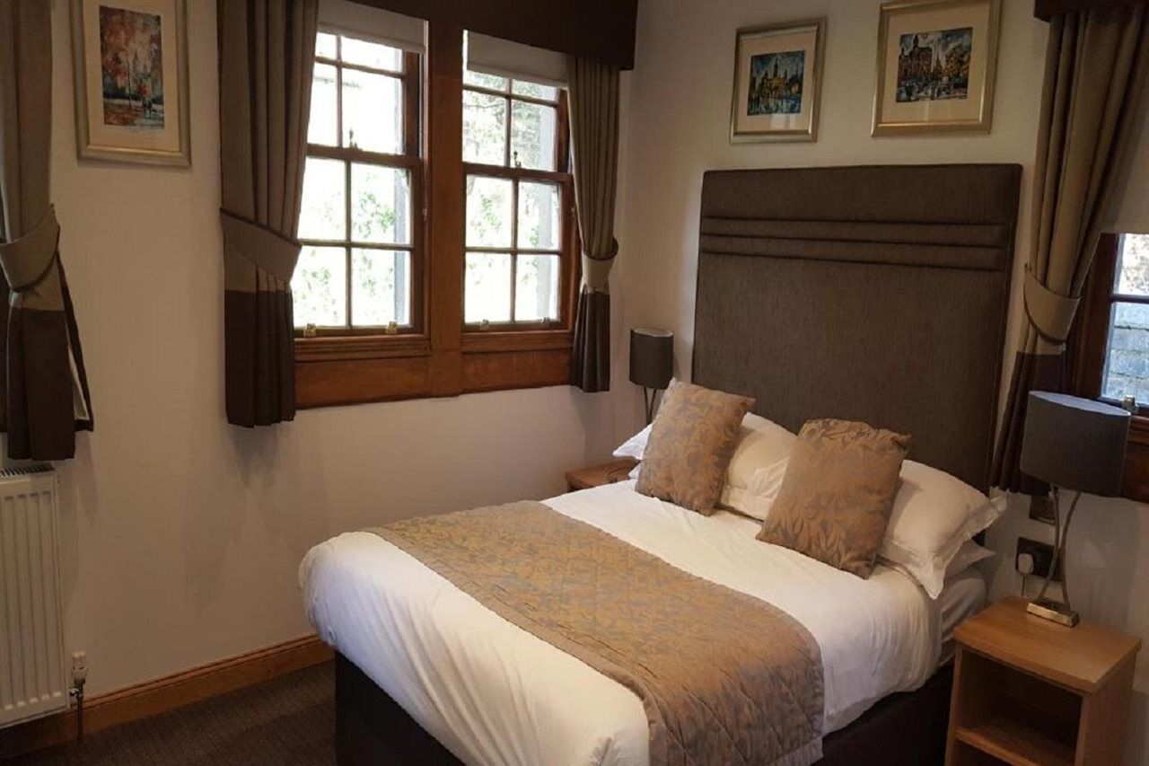 Hotel Mclays 2*