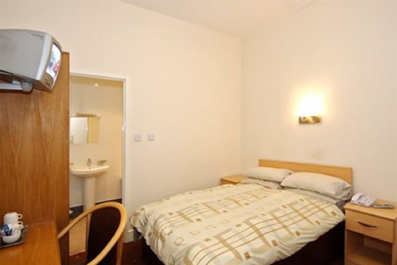 Hotel Mclays 2*
