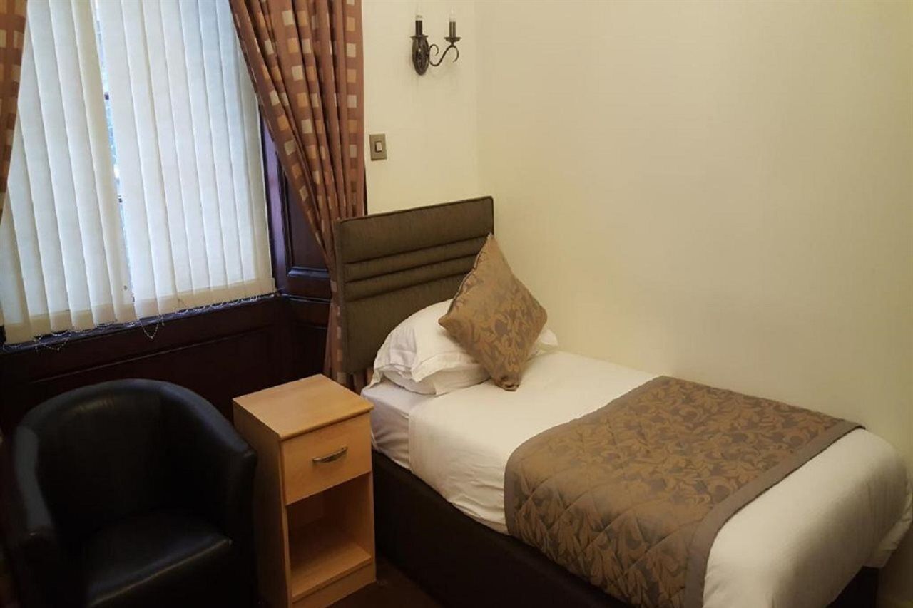 Mclays Hotel 2*