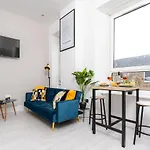 Cheerful 2 Bedroom Homely Apartment, Sleeps 6 Guest Comfy, 3X Double Bed, Parking, Free Wifi, Suitable For Business, Leisure Guest,Glasgow, Glasgow West End, Near City Centre