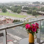 Pass The Keys Lovely New 1-Bedroom Glasgow Harbour River View