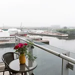 Pass The Keys Lovely New 1-Bedroom Glasgow Harbour River View