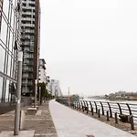 Pass The Keys Lovely New 1-Bedroom Glasgow Harbour River View