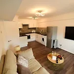 Lavish Modern 1 Bedroom Apt Close To City Centre