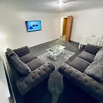 Modern 2 Bedroom Apartment With Free Parking