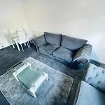 Modern 2 Bedroom Apartment With Free Parking