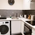 Per7-Fm - Nice 1 Bed Ground Floor Flat, Near Cessnock Subway