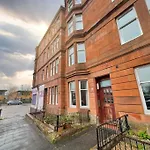 Chic Minimalist Retreat In Ibrox