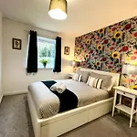 Ground Floor Flat With Free Parking & Wifi