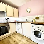 Ground Floor Flat With Free Parking & Wifi