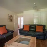 Homely Flat Close To Centre With Free Parking
