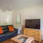 Homely Flat Close To Centre With Free Parking