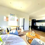 Modern, Cosy Home In Glasgow