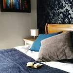 Airlie Street Apartment