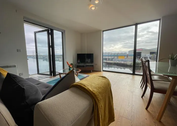 River Clyde View Apartment With Terrace & Parking