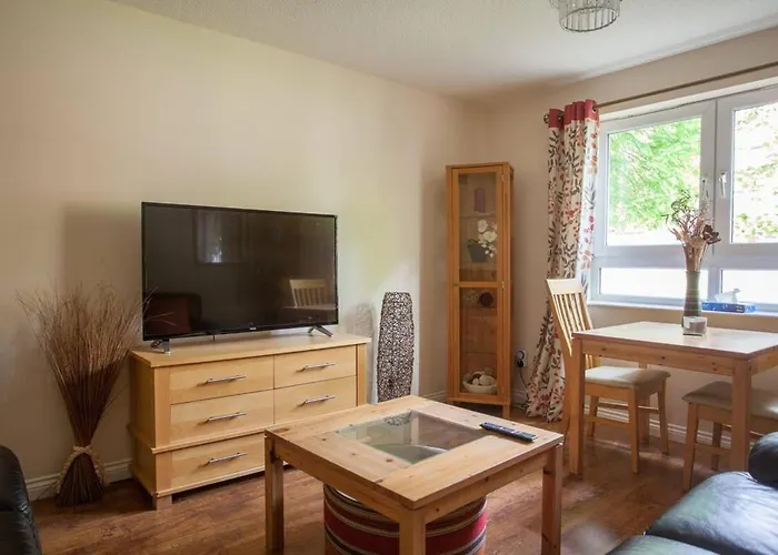 Homely Flat Close To Centre With Free Parking