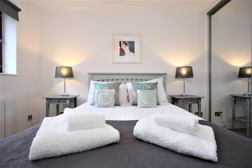Bijou Merchant With Parking Apartment *