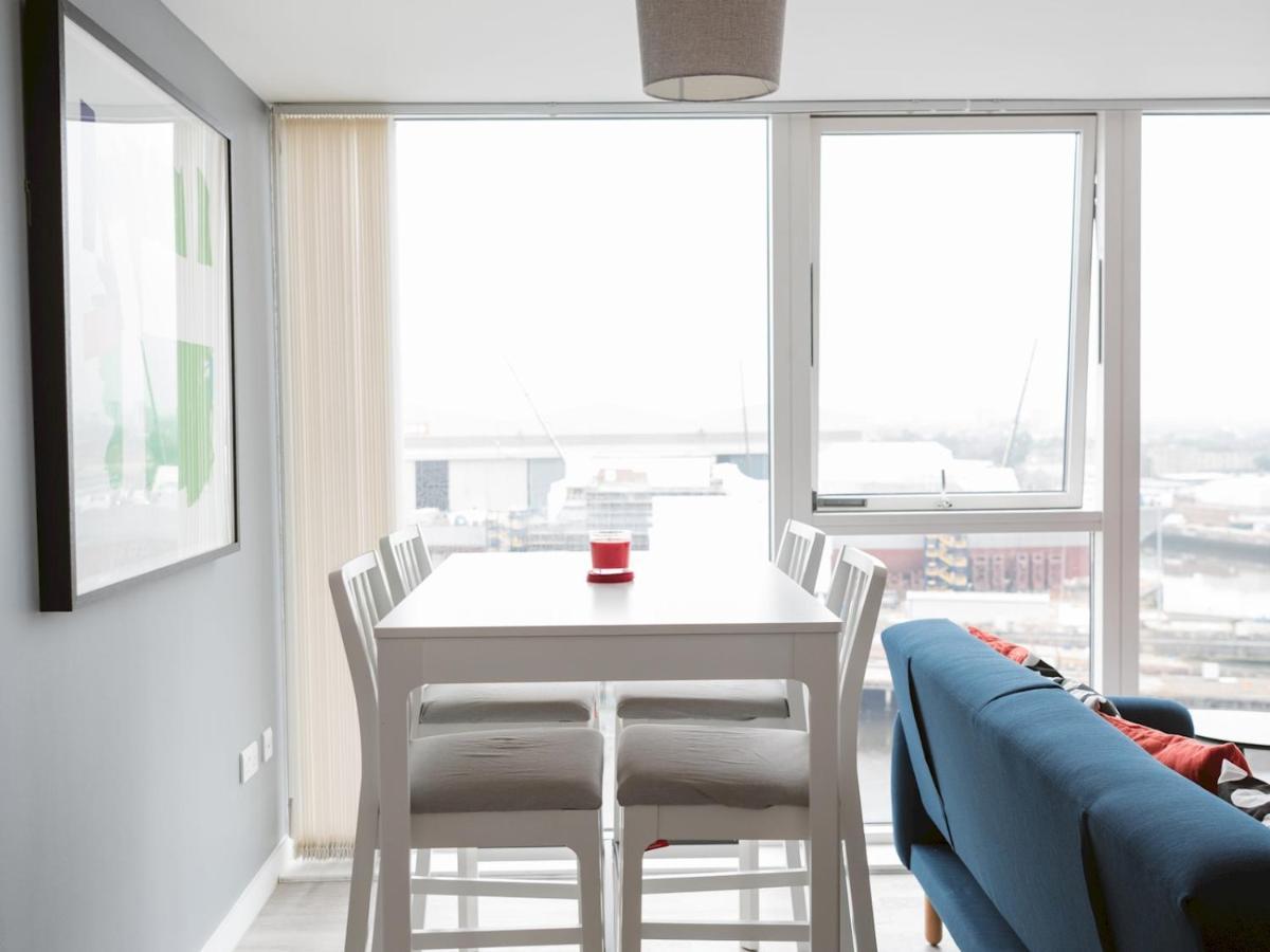 Pass The Keys Lovely New 1-bedroom Harbour River View Apartment Glasgow