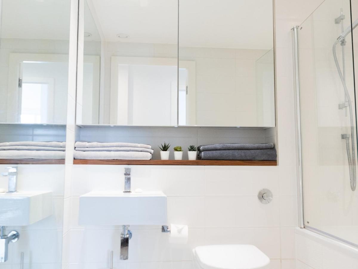Pass The Keys Lovely New 1-bedroom Harbour River View Apartment Glasgow