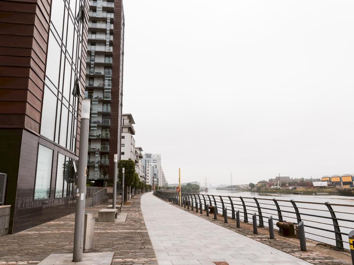 Pass The Keys Lovely New 1-bedroom Harbour River View * Glasgow