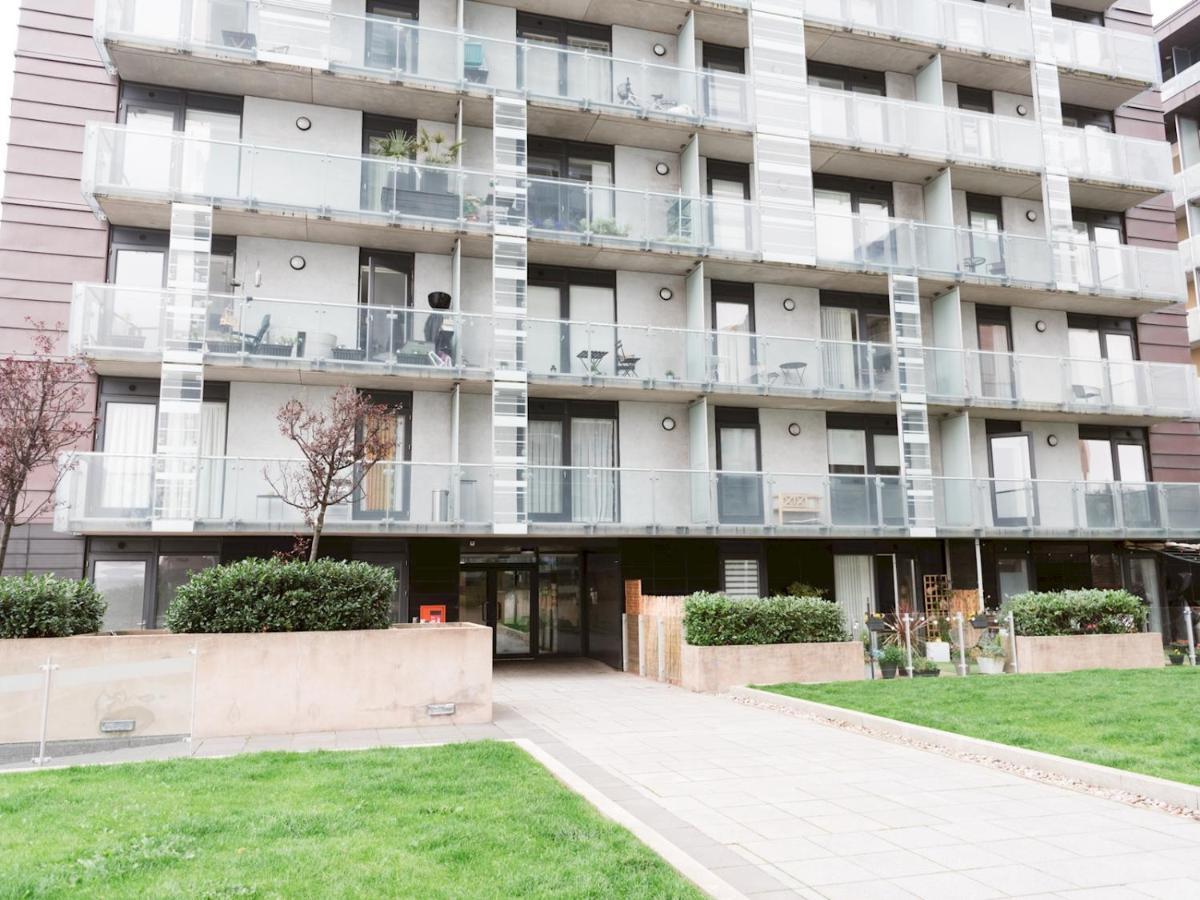 Pass The Keys Lovely New 1-bedroom Harbour River View Apartment Glasgow
