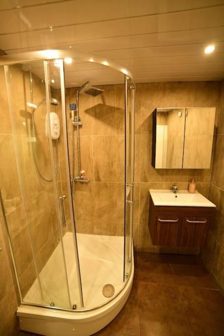 Apartment Lavish Modern 1 Bedroom Apt Close To Centre