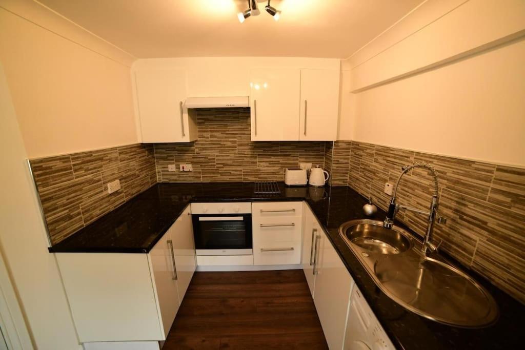 Apartment Lavish Modern 1 Bedroom Apt Close To Centre *