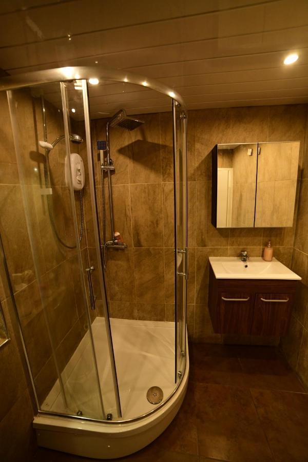 Apartment Lavish Modern 1 Bedroom Apt Close To Centre