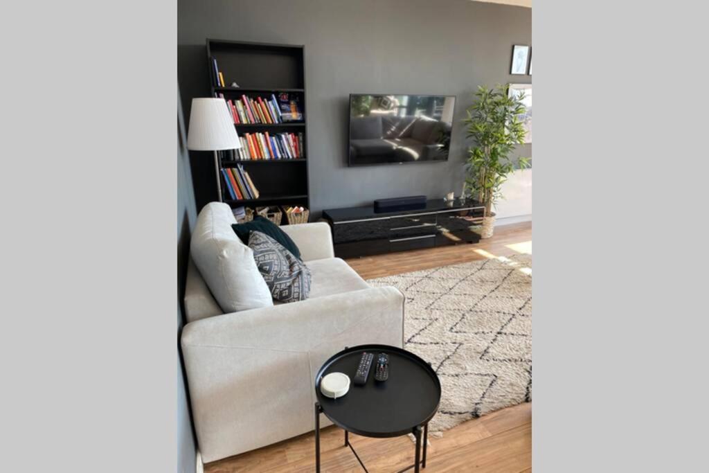 Riverside Exec With Balcony - Secc/hydro Apartment
