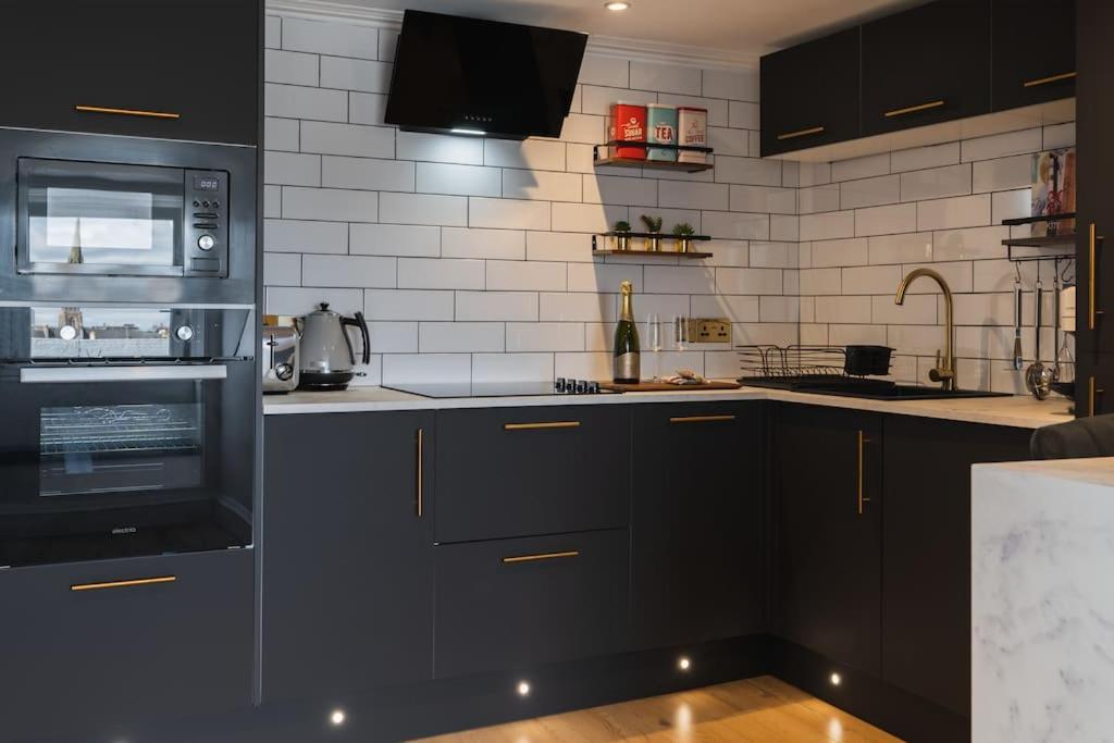 The West End Loft - 5* Retreat - Private Parking! *