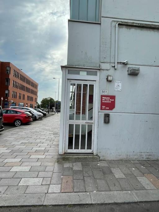 West End Hidden Gem - Modern 2-bedroom With Residents Patio Glasgow