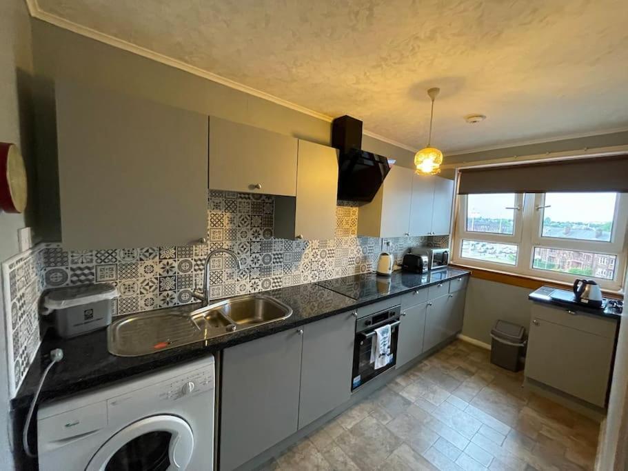 West End Hidden Gem - Modern 2-bedroom With Residents Patio Apartment