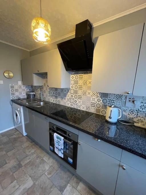 West End Hidden Gem - Modern 2-bedroom With Residents Patio * Glasgow