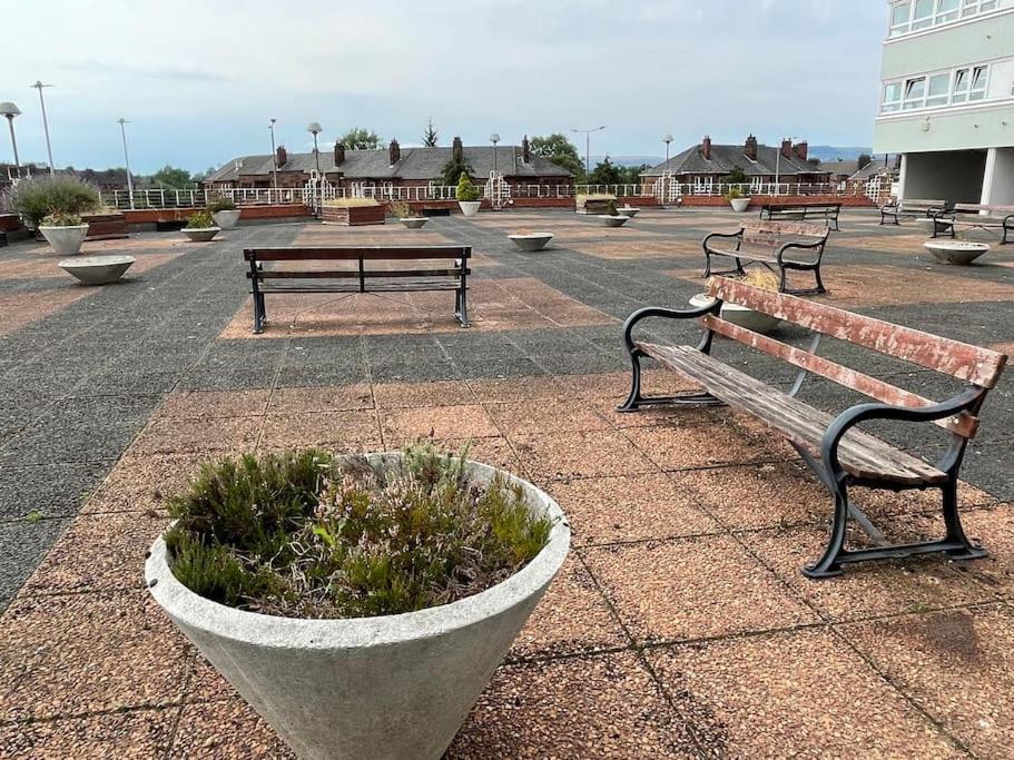 West End Hidden Gem - Modern 2-bedroom With Residents Patio * Glasgow