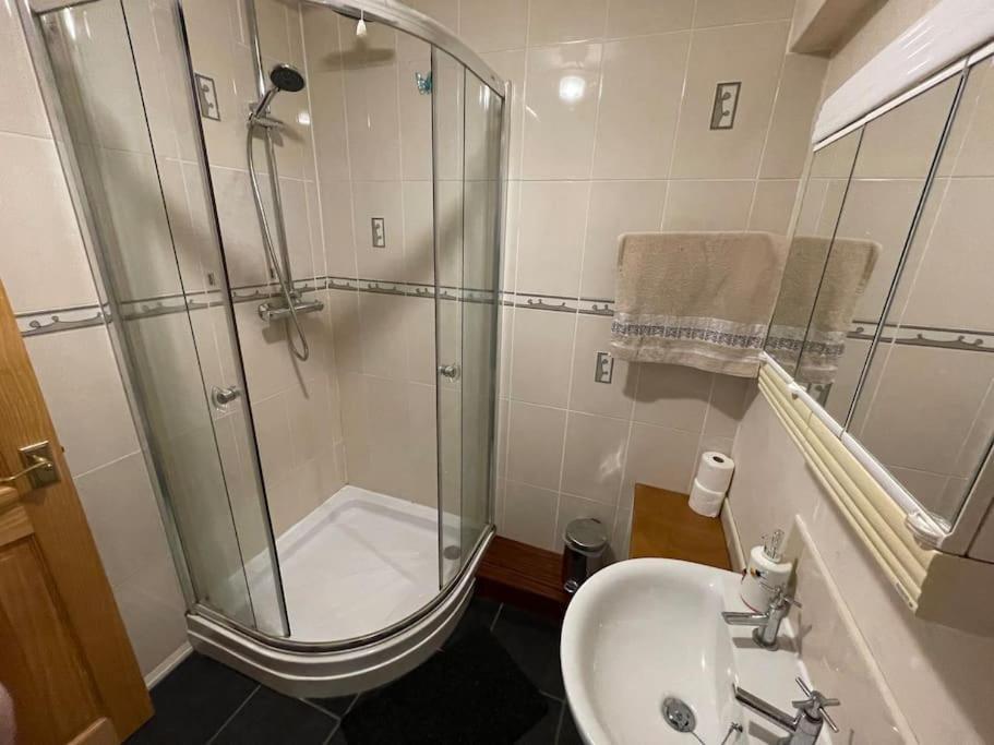 Apartment West End Hidden Gem - Modern 2-bedroom With Residents Patio *