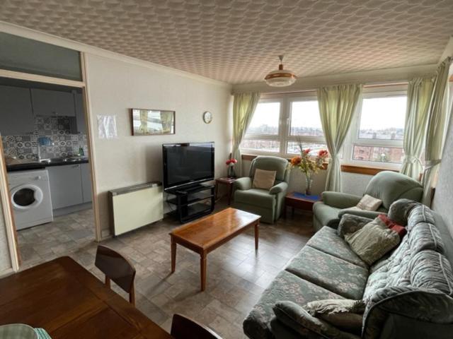 West End Hidden Gem - Modern 2-bedroom With Residents Patio Apartment Glasgow