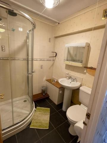 West End Hidden Gem - Modern 2-bedroom With Residents Patio * Glasgow